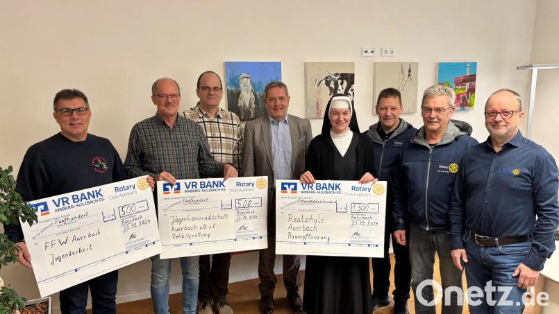 Der Rotary Club Auerbach hat im Auerbacher Rathaus Spenden in Höhe von 2.300 Euro übergeben und für Weihnachtsfeeling gesorgt. Bild: Rotary Club Auerbach/lei
