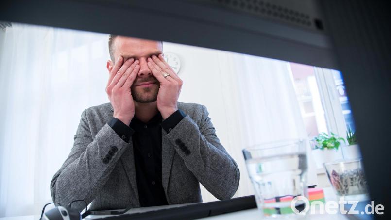 Die Augen verschließen vor den Problemen am Arbeitsplatz bringt auch nichts. Symbolbild: Christin Klose/dpa