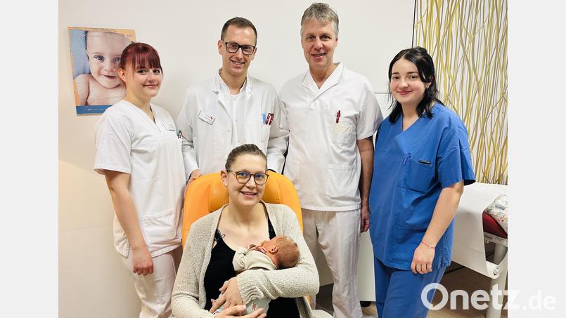 Der kleine Laurenz verzaubert nicht nur seine Mama Lisa, sondern auch (stehend, von links) Rebecca Lehnerer (Gesundheits- und Krankenpflegerin), Oberarzt Andrii Krasovskyi, Chefarzt Dr. Christian A. Eberlein und Hebamme Hannah Schröder. Bild: Marie Ehras