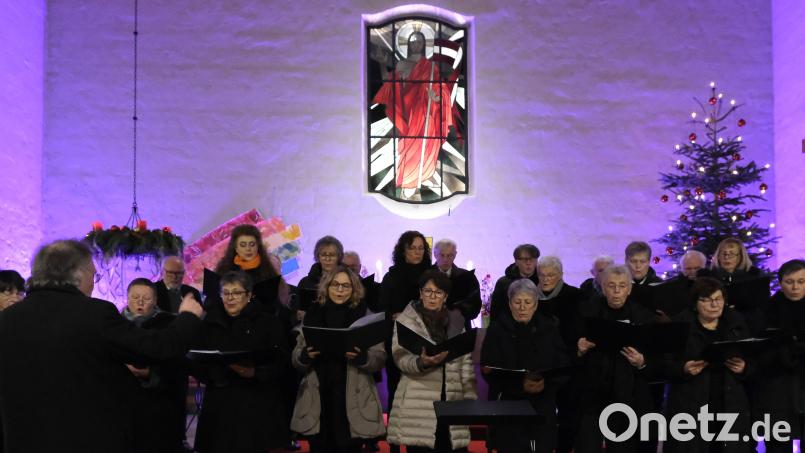 Vorbereitung aufs Konzert: Hier beim Einsingen trägt die Amberger Chorgemeinschaft noch Wintermäntel - beim Konzert dann war nur Konzertkleidung zu sehen. Bild: Peter Ringeisen
