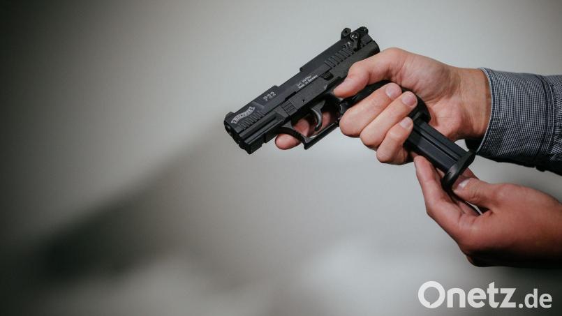 Die Polizei stellte in Auerbach zwei Schreckschusswaffen sicher. Bild: Oliver Killig/dpa-Zentralbild/dpa/Symbolbild