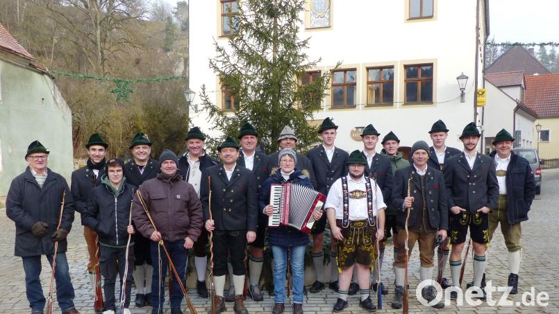 Die Goaßlschnalzer des Trachtenvereins Sechs Lilien begrüßen das neue Jahr mit einem knalligen Ständchen. Musikantin Michaela Ehbauer (Mitte) gab mit ihrem Akkordeon den Rhythmus vor. Bild: jp