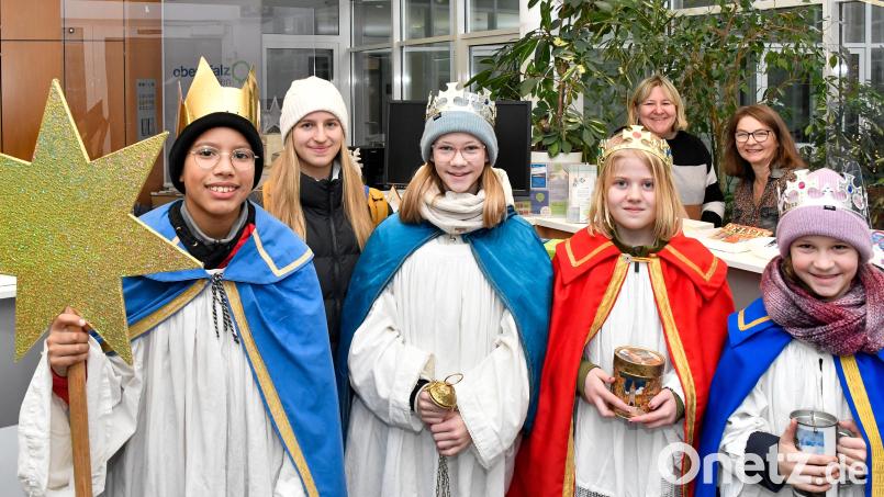 Die Sternsinger von St. Martin in Amberg bitten bei der Amberger Zeitung um eine Spende. Vorne von links: Max, Marie, Sophia, Teresa und Julia. Bild: Petra Hartl