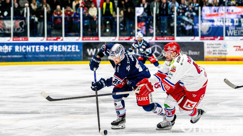 Tyler Ward (links) von den Blue Devils Weiden im Laufduell mit dem Selber Carson McMillan. Bild: Elke Englmaier