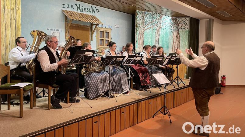 Mit Unterhaltung durch die Etzenrichter Blaskapelle funktioniert der Start ins neue Jahr gleich leichter. Bild: wlr