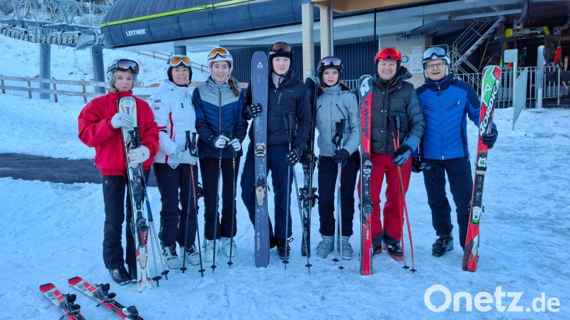 Diese Skifahrer-Gruppe freute sich, dass auf der Ochsenkopf-Nordpiste schon seit dem zweiten Weihnachtsfeiertag die Abfahrt präpariert ist. Bild: Wilhelm Zapf/exb