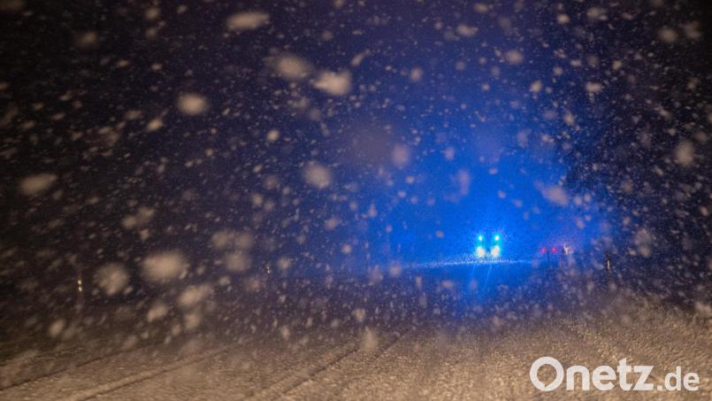 Ein Wagen mit Blaulicht fährt auf einer schneebedeckten Straße. In Hermannsberg bei Illschwang ist eine Autofahrerin wegen der Glätte von der Fahrbahn abgekommen und gegen einen Verteilerkasten gefahren. Symbolbild: Bernd Weißbrod /dpa