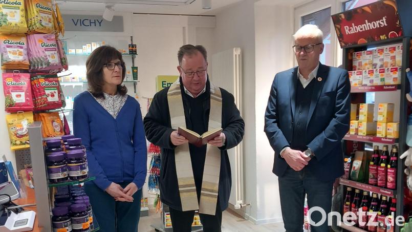 Pfarrer Michael Birner (Mitte) erbittet Gottes Segen bei der Einweihung der neuen Hahnbacher Apotheke. Bürgermeister Bernhard Lindner (rechts) und Dritte Bürgermeisterin Evi Höllerer überbringen Glückwünsche. Bild: hka