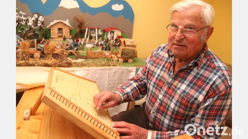 Wenn Ludwig Peringer seine Krippe aufgebaut hat, holt er die Harfe hervor und spielt Weihnachtslieder.. Bild: Hirsch