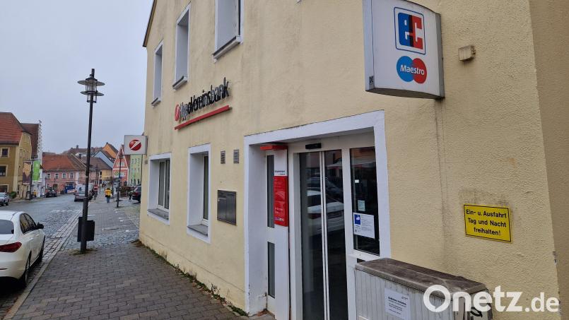 Bis Mitte Februar ist die Filiale der Hypo-Vereinsbank in der Rosenberger Straße noch geöffnet, danach müssen Kunden für ein persönliches Beratungsgespräch mindestens bis nach Amberg fahren. Bild: Tobias Gräf