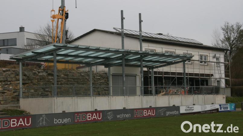 Künftig kann der ASV Michelfeld den Zuschauern bei Fußballspielen auch überdachte Sitzplätze anbieten. Bild: obl