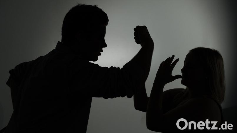 Ein Mann hat seiner 42-jährigen Partnerin in Hof auf den Hinterkopf geschlagen. Symbolbild: Jan-Philipp Strobel/dpa