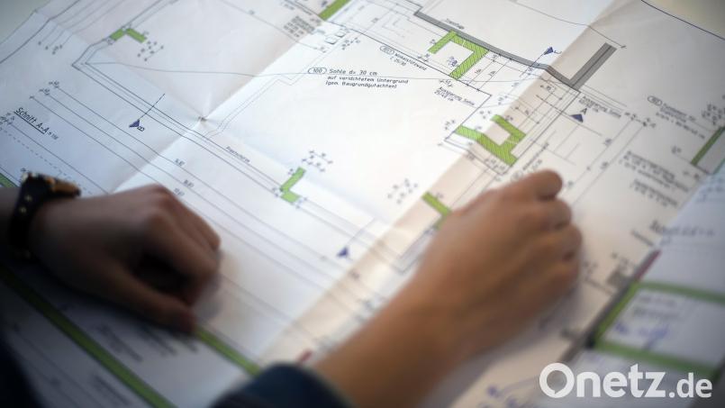 Dem Bauantrag zur Nutzungsänderung einer bestehenden Lagerhalle in eine Werkstatt/Abbundhalle in Großkonreuth gab der Marktrat Mähring sein gemeindliches Einvernehmen. Symbolbild: Ina Fassbender/dpa