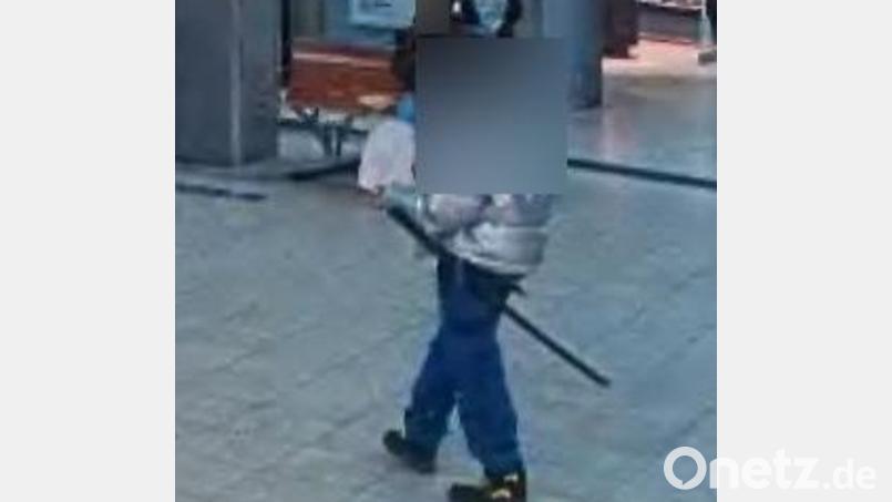 Ein Bundespolizist beobachtete diesen Mann mit Plastikschwert mittels Videotechnik beim Durchqueren der Bahnhofshalle. Bild: Bundespolizei