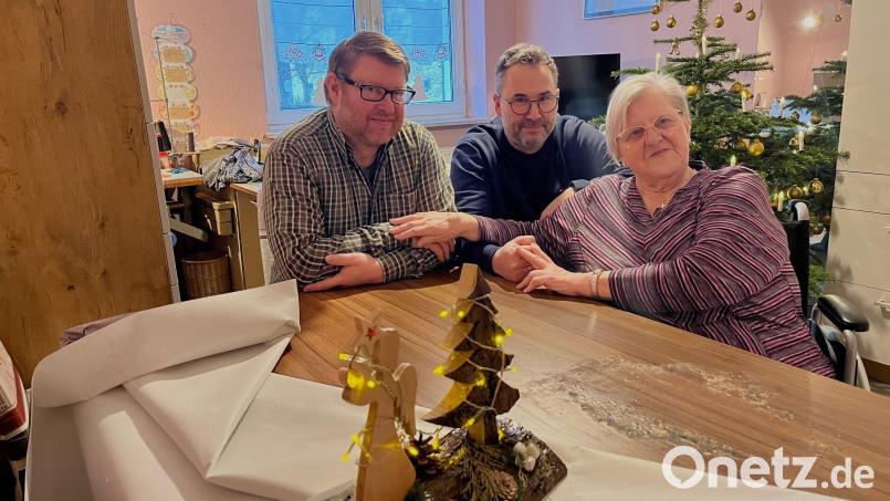 Angela Erfurt ist ihren beiden Rettern, Thomas Tichy (links) und Tobias Kaufmann, unendlich dankbar. Sie ist sicher, wenn die beiden nicht gekommen wären, hätte das ein böses Ende genommen. Bild: Gabi Schönberger