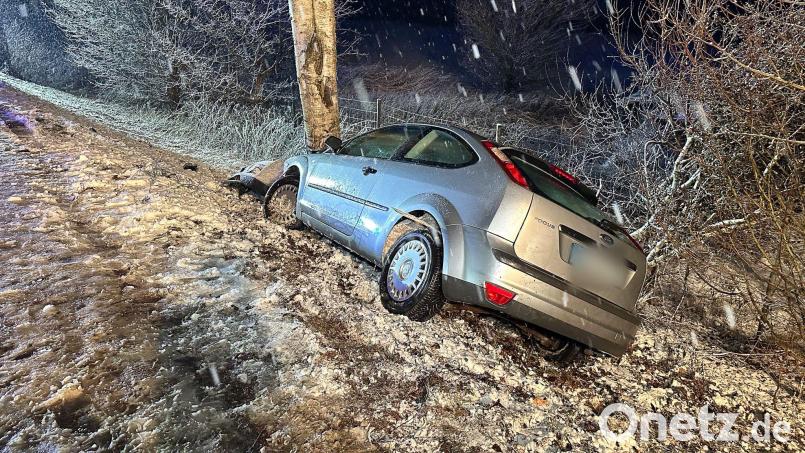 In Velburg kam ein Auto aufgrund der schneeglatten Fahrbahn von der Straße ab und prallte frontal gegen einen Baum. Bild: Klein/Vifogra/dpa