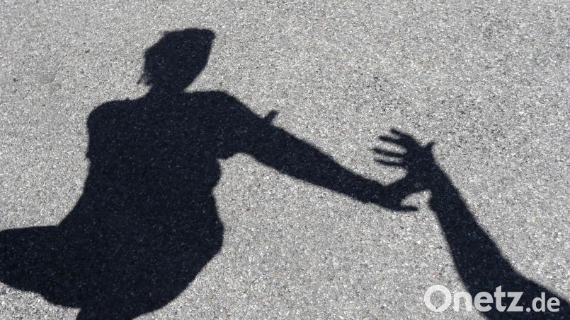 Polizisten haben zwei Tatverdächtige nach einer versuchten Vergewaltigung in Regensburg festgenommen. Symbolbild: Karl-Josef Hildenbrand/dpa