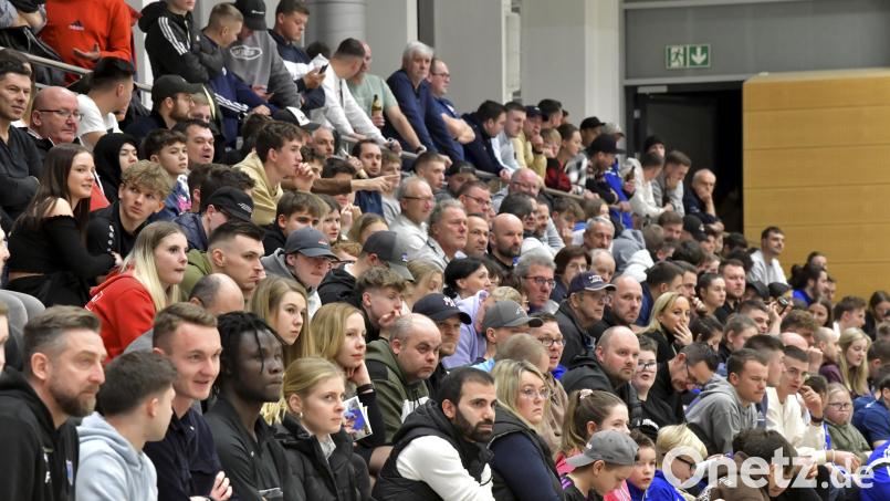 Das top-besetzte Hallenturnier in Auerbach wird am Samstag wieder viele Fußballfans aus der Region anlocken. Archivbild: Hubert Ziegler