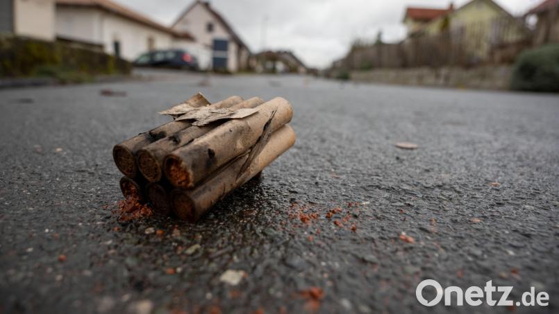 Reste vom Feste: Auf einer Straße im unterfränkischen Memmelsdorf (Landkreis Haßberge) liegen abgebrannte Böller und Raketen der vergangenen Silvesternacht. Symbolbild: Pia Bayer/dpa
