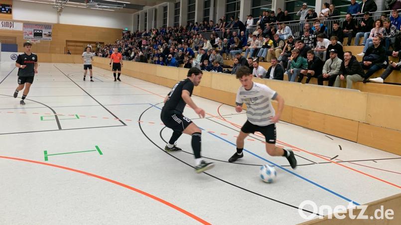 Eine Szene aus dem Halbfinale zwischen den SpVgg SV Weiden (helle Trikots) und dem SV Fortuna Regensburg. Weiden setzte sich im Neunmeterschießen durch. Bild: Hubert Ziegler