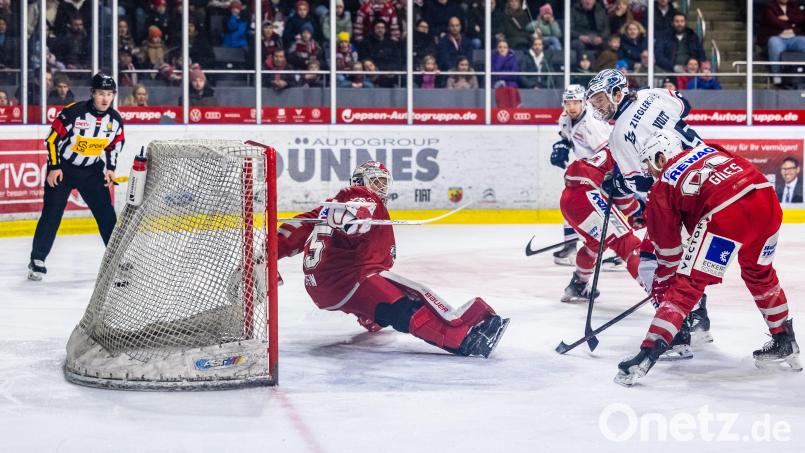 Fabian Voit (weißes Trikot, vorne) trifft im ersten Drittel zum zwischenzeitlichen Ausgleich für die Blue Devils. Am Ende reichte es für Weiden am Sonntag nicht für den zweiten Derbysieg des Wochenendes. Bild: Tobias Neubert