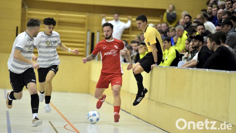 Szene aus dem Endspiel zwischen dem ATSV Erlangen (rotes Trikot) und der SpVgg SV Weiden (weiße Trikots). Bild: Hubert Ziegler