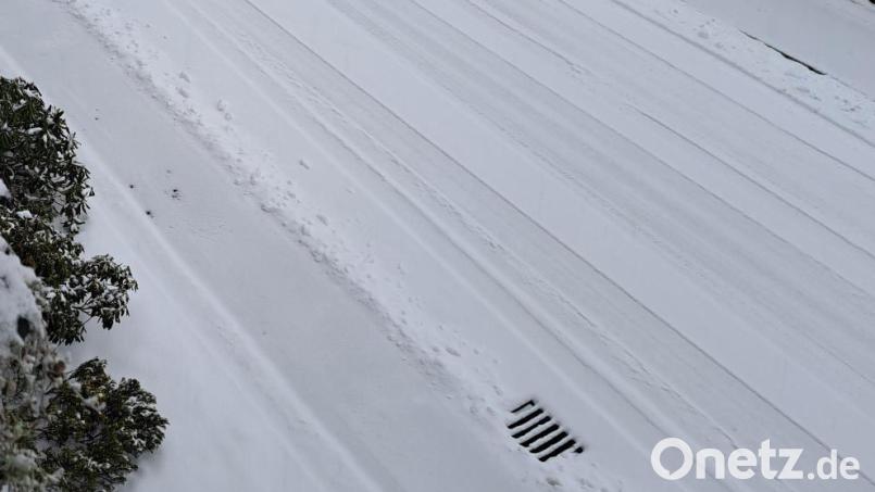 Der Sonntag brachte in manchen Teilen der Oberpfalz, wie hier in Pressath (Landkreis Neustadt/WN) viel Schnee. Die Straßen sind glatt. Bild: msh