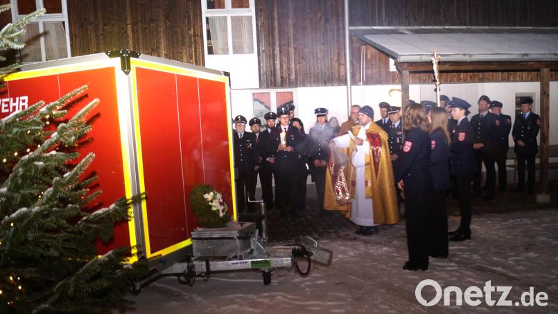 Nach dem Gottesdienst segnet Pfarrer Hans Spitzhirn den neuen Spezial-Anhänger der Feuerwehr Weihern. Bild: slh
