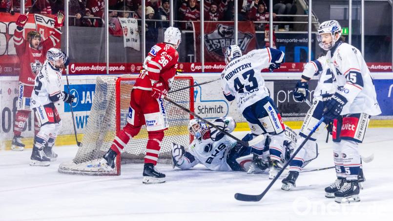 Unordnung vor Felix Noack (weißes Trikot, liegend): Am Ende ist es Fabian Ribnitzky, der die Scheibe ins eigene Tor haut. Die Blue Devils verlieren das Derby gegen die Eisbären Regensburg am Ende unglücklich mit 2:3. Bild: Tobias Neubert