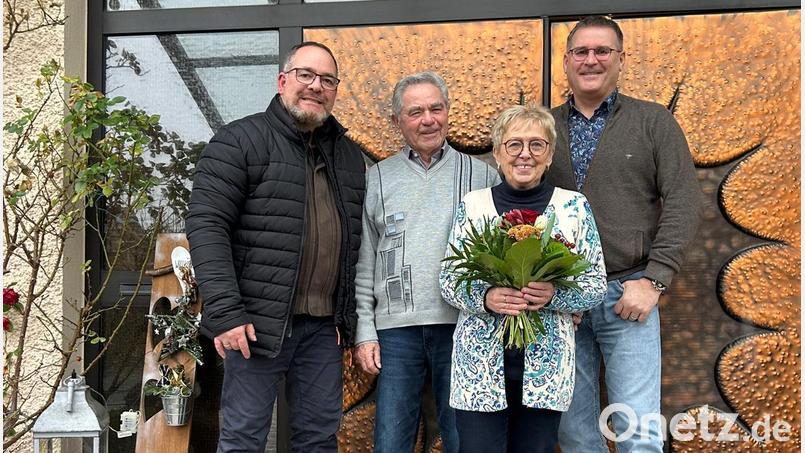 Zu den Gratulanten zählt auch eine Abordnung der SPD Weiherhammer mit (von links) Mirko Bertl, Helmut Fastner und Rainer Vater. Bild: bk