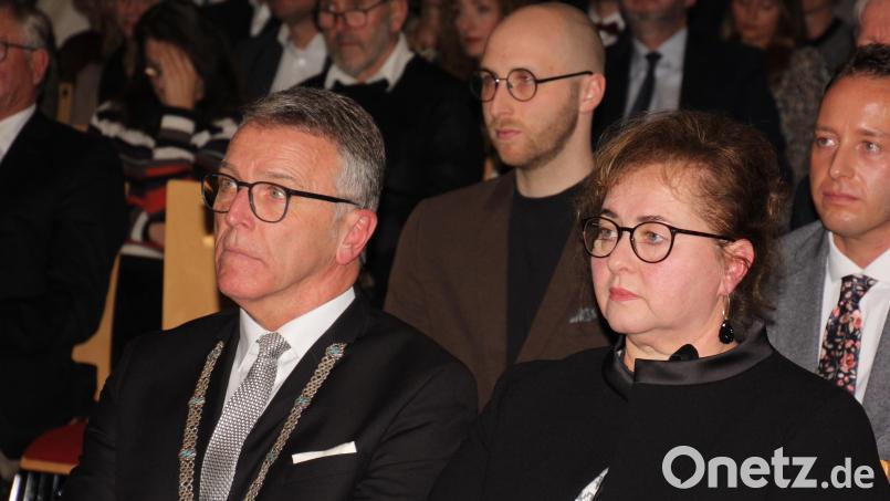 Sichtlich ergriffen nahm Bürgermeister Franz Stahl nach seiner Rede neben Gattin Cornelia wieder Platz, dahinter die beiden Söhne Peter und Franz (rechts). Bild: kro