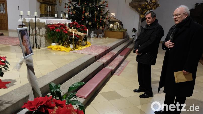 Am Bild des bei dem Anschlag in Magdeburg getöteten Neunjährigen in der katholischen Pfarrkirche St. Johannes der Täufer hatte sich Diözesanbischof Dr. Rudolf Voderholzer mit Pfarrer Max Früchtl zu einem stillen Gedenken eingefunden. Bild: Fred Lehner