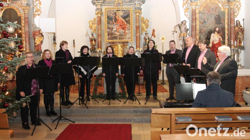 Das Vokalensemble &quot;ChorDiSono&quot; erhält beim Benefizkonzert in Neukirchen zu St. Christoph viel Beifall. Bild: pi