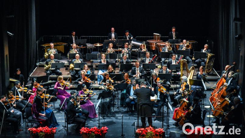 Mit schwungvollen und nostalgischen Melodien feiern die Hofer Symphoniker in ihrem Neujahrskonzert 2025 im Stadttheater in Amberg, die alte Kaiserstadt Wien. Bild: Stephan Huber