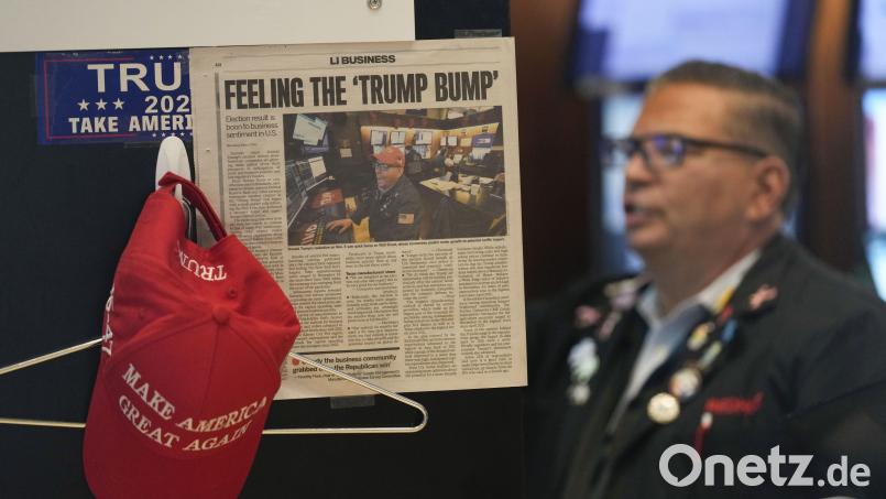 Ein Zeitungsausschnitt und Artikel, die den designierten US-Präsidenten Trump unterstützen, sind in der New Yorker Börse in New York ausgestellt Bild: Seth Wenig/dpa