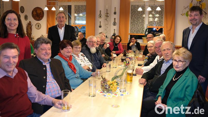 Die Vorsitzenden des SPD-Stadtverbandes, Karin Frankerl und Josef Damm (rechts), sowie Fraktionsvorsitzender Franz Schindler (stehend dahinter) thematisieren beim Dreikönigstreffen die Kommunalpolitik der Stadt Schwandorf. Bild: Hirsch