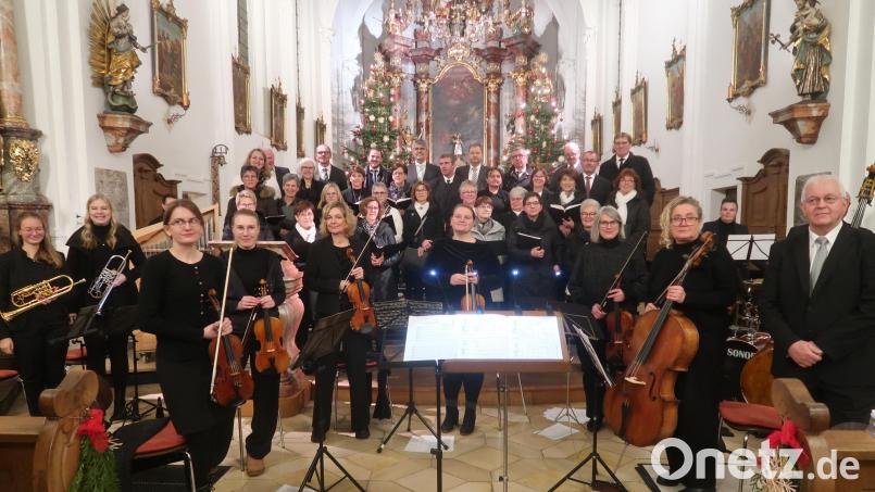 Der Kirchenchor Vilseck unter Leitung von Franz Winklmann (rechts) begeistert die Zuhörer in der Stadtpfarrkirche St. Ägidius. Mit dabei eine Instrumentalgruppe aus Musikern des gesamten Landkreises. Bild: rha