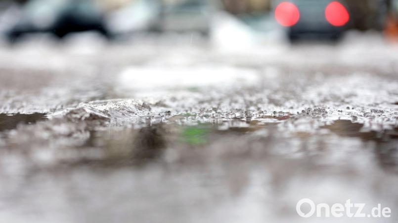 Glätte brachte am Montagmorgen eine Autofahrerin zwischen Hartenstein und Achtel in Verlegenheit. Symbolbild: Karl-Josef Hildenbrand/dpa