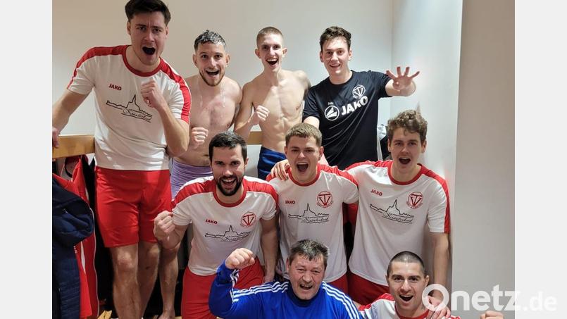 Die Spieler des TV Nabburg jubeln nach ihrer Qualifikation für die Futsal-Endrunde. Sie gewannen das Vorrundenturnier in Teublitz. Bild: Nico Duscher