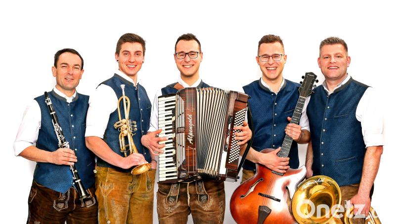 Die fünf Musiker von links: Stefan Neger (Klarinette, Gesang), Moritz Ponader (Trompete, Gesang), Simon Schmidt (Akkordeon, Gesang), Stefan Schmidt (Gitarre, Gesang) und Christian Koch (Bariton, E-Bass, Gesang). Bild: Band Power Hoch 5