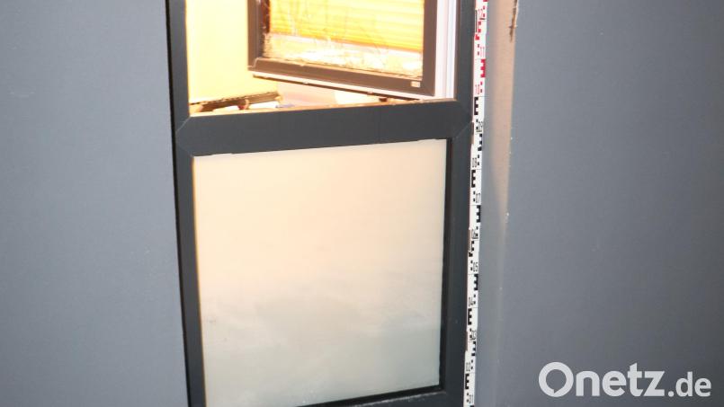 Dieses Fenster wurde mit einem Gullydeckel eingeworfen. Bild: Polizeiinspektion Furth im Wald