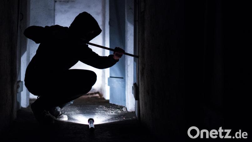 Aufgrund einer Videoaufnahme ermittelte die Polizei Eschenbach zusammen mit den Kollegen in Weiden einen mutmaßlichen Einbrecher, der in Grafenwöhr zugange war. Symbolbild: Silas Stein / dpa