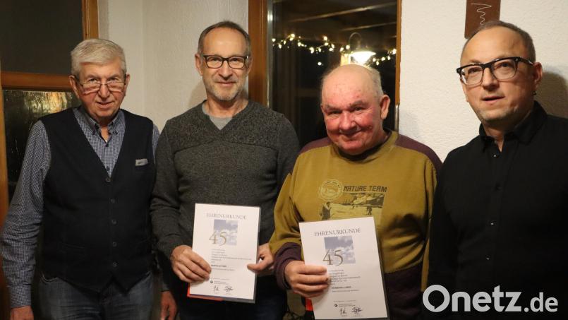 Bei der Ehrung der Firma Holzbau Karl Kohl: (von links) Seniorchef Karl Kohl, Martin Lettner, Hermann Luber und Geschäftsführer Stefan Siegert. Bild: gru
