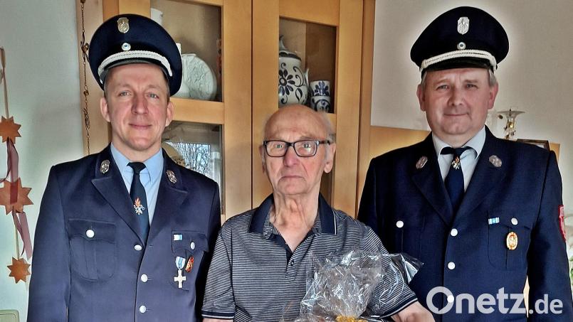 Zum Erinnerungsbild stellten sich von links Martin Beutner, Vorstand der FFW Mallersricht, Karl Rauh und Anton Wolfbauer. Bild: Edeltraud Rauh/exb