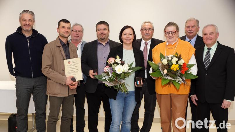 Neunmal wurde die Bürgermedaille an verdiente Mitglieder des Gemeinderats verliehen. Im Bild (von links) Gerd Schönfelder, Josef Popp, Harald Tretter, Bianca Greger, Josef Gößner, Sybille Bayer und Albert Sollfrank mit Bürgermeister Günter Kopp. Bild: bkr