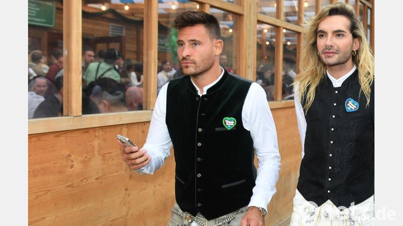 Bill Kaulitz (r), Sänger der Band Tokio Hotel, und Entertainer Marc Eggers auf der Wiesn. Wie Eggers sich auf dem Tanzparkett macht, wird sich zeigen. Bild: Felix Hörhager/dpa