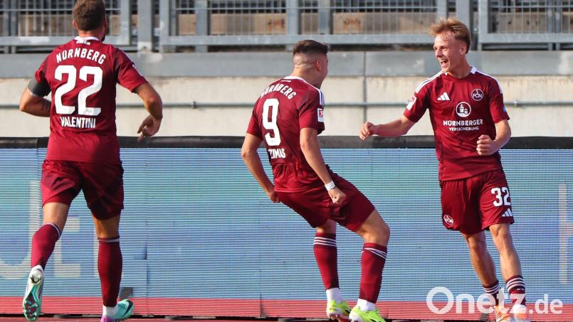 Tim Janisch (r.), hier beim Torjubel im Test gegen Juventus Turin im Sommer, hat sich im Training am Knie verletzt. Bild: Daniel Karmann/dpa