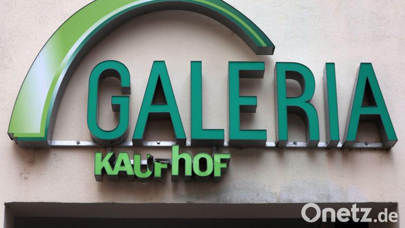 In das ehemalige Kaufhof-Gebäude in der Regensburger Innenstadt soll ein Islamisches Kulturzentrum einziehen – wenn es nach den Plänen der neuen internationalen Investoren geht. In Regensburg selbst stößt das auf heftigen Widerstand. Symbolbild: Karl-Josef Hildenbrand/dpa