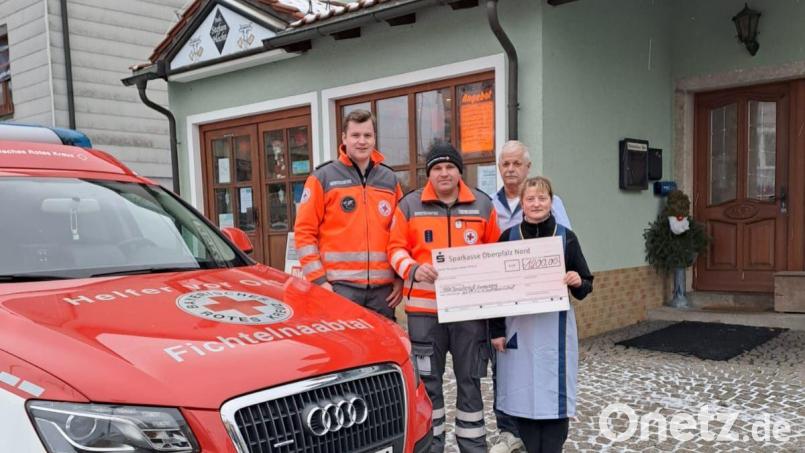 Carmen und Stefan Hecht (von rechts) überreichten an Max Englmann und Sebastian Herrmann (von links) eine Spende für die Helfer vor Ort. Bild: soj