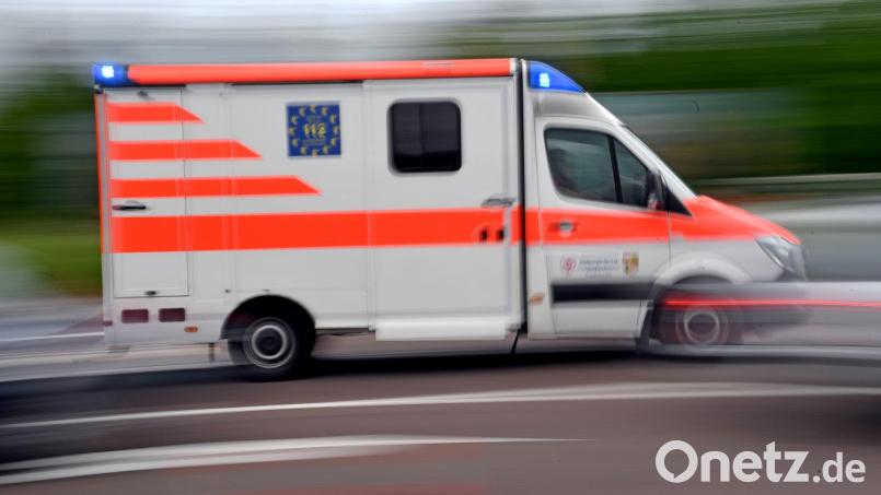Vergeblich kämpften die Helfer in Burglengenfeld um das Leben eines acht Jahre alten Buben. Symbolbild: Hendrik Schmidt/dpa-Zentralbild/dpa